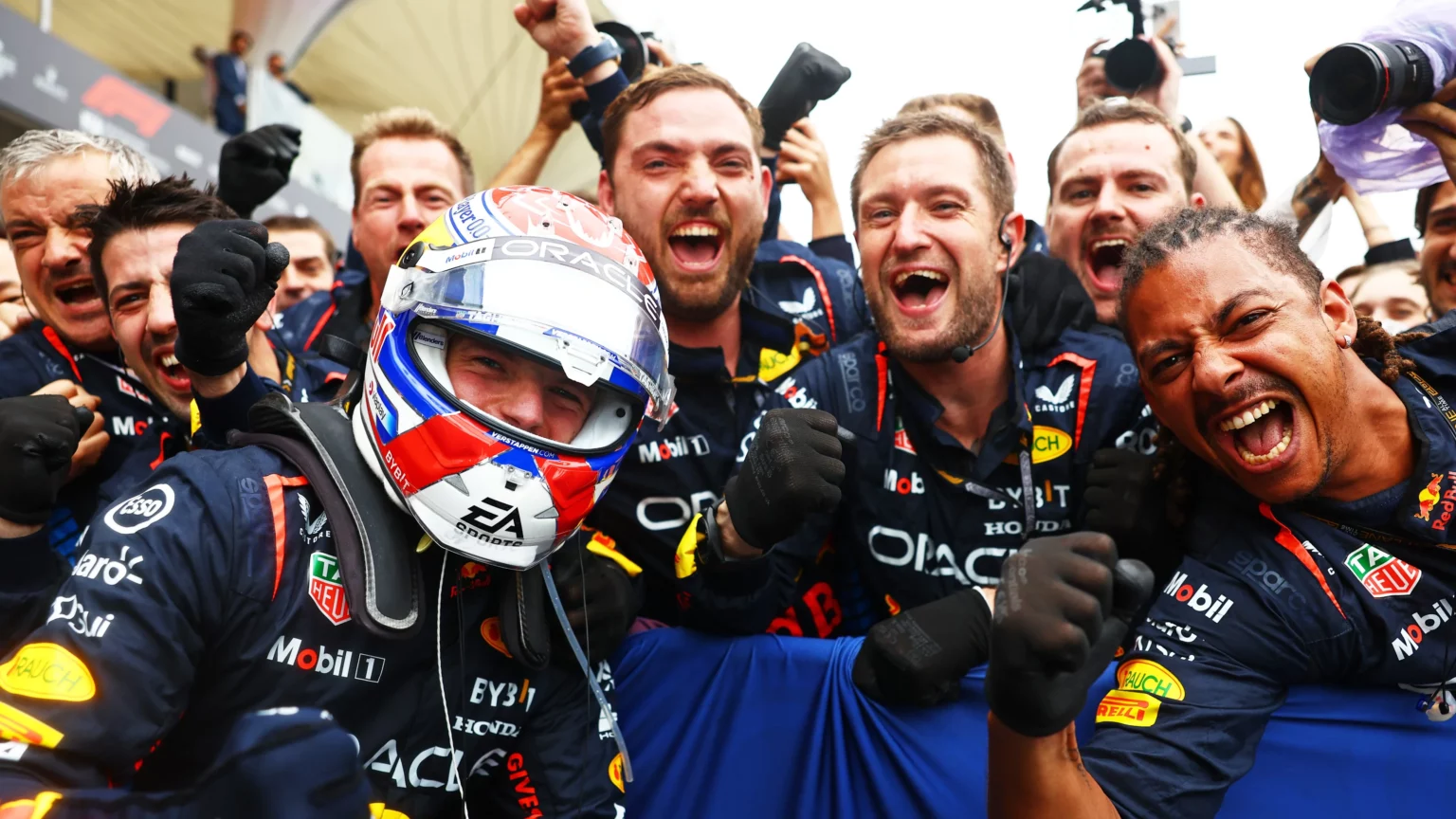 Verstappen supera Schumacher: il GP del Brasile in 10 statistiche Verstappen festeggia la vittoria in Brasile assieme ai meccanici Red Bull