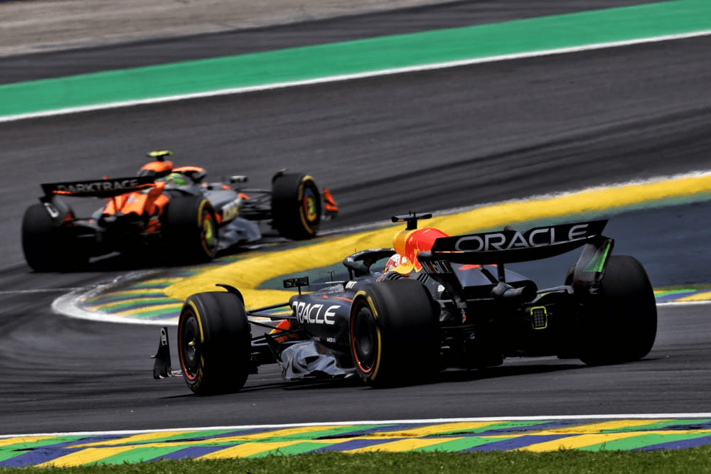 max verstappen dietro mclaren durante sprint race brasile f1 2024