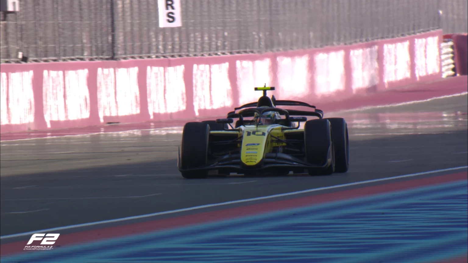 F2 | GP Qatar, Prove Libere: Paul Aron primo inseguito da Bortoleto Bortoleto in pista durante le Prove Libere del GP del Qatar di F2.