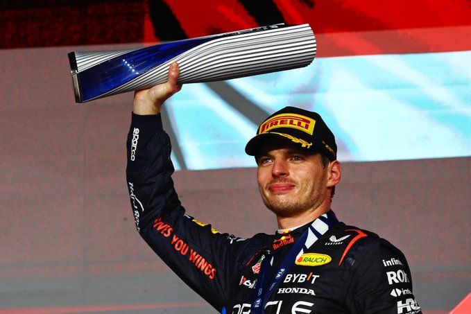 Max Verstappen alza trofeo vittoria gp Qatar f1 2024