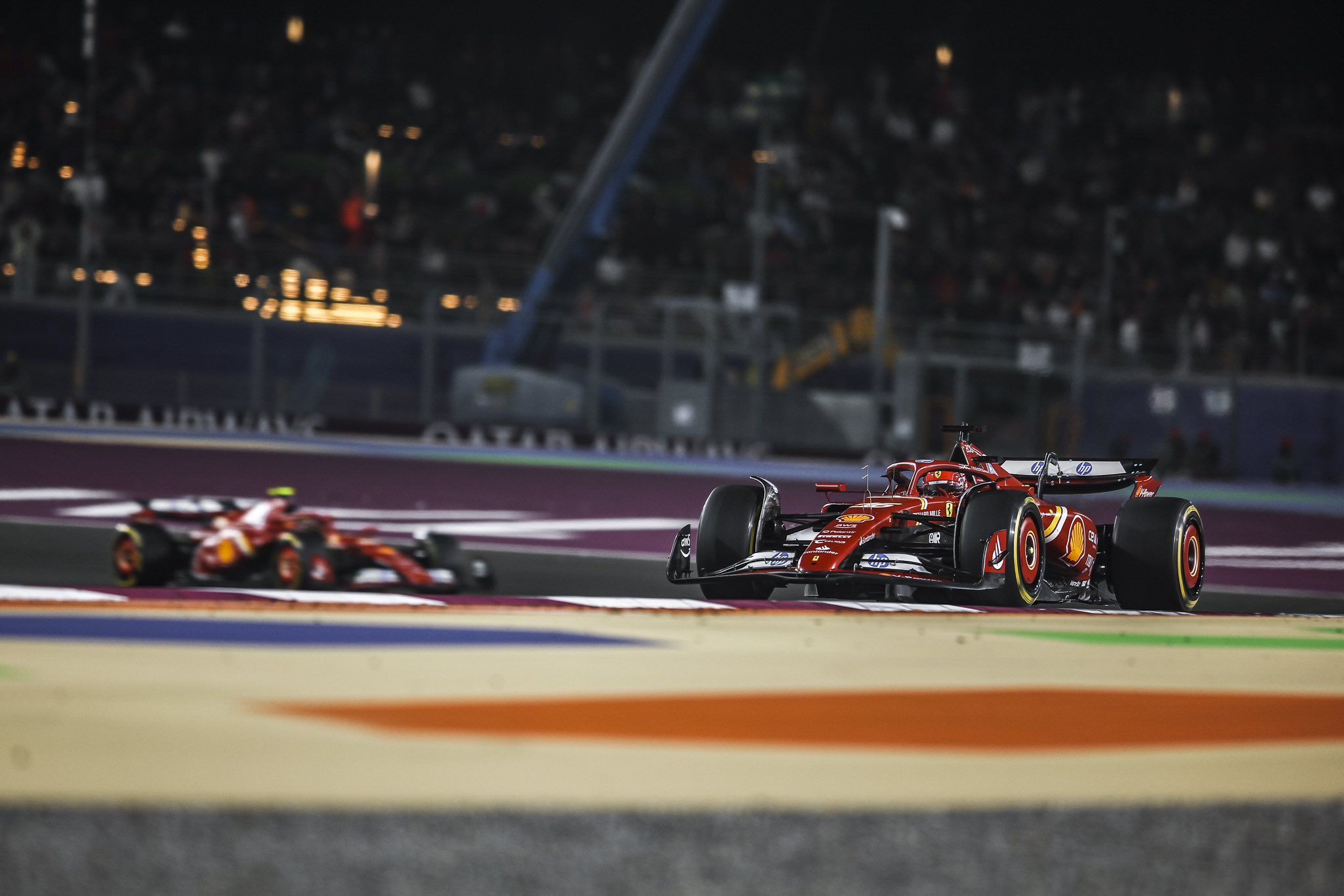 Monoposto Ferrari in pista Qatar gp, Leclerc e Sainz f1 2024