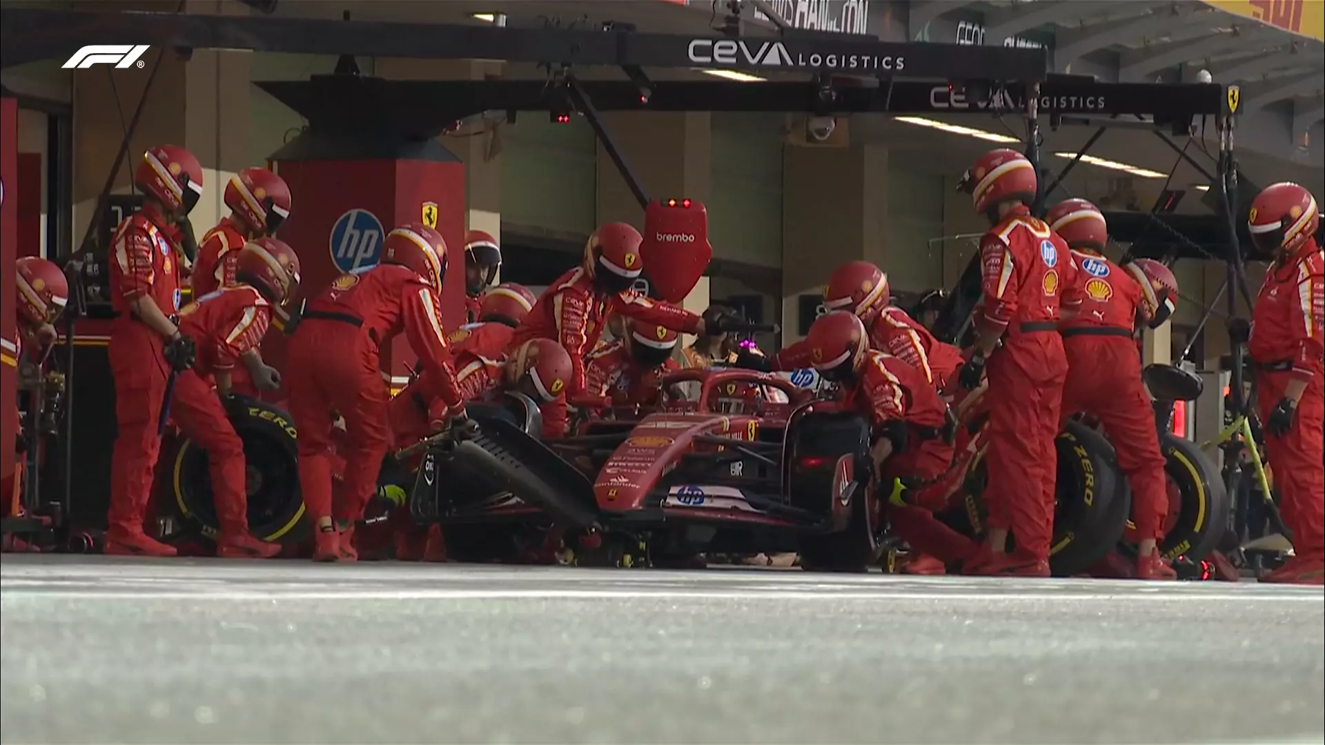 Pit stop di Leclerc nella gara di Abu Dhabi