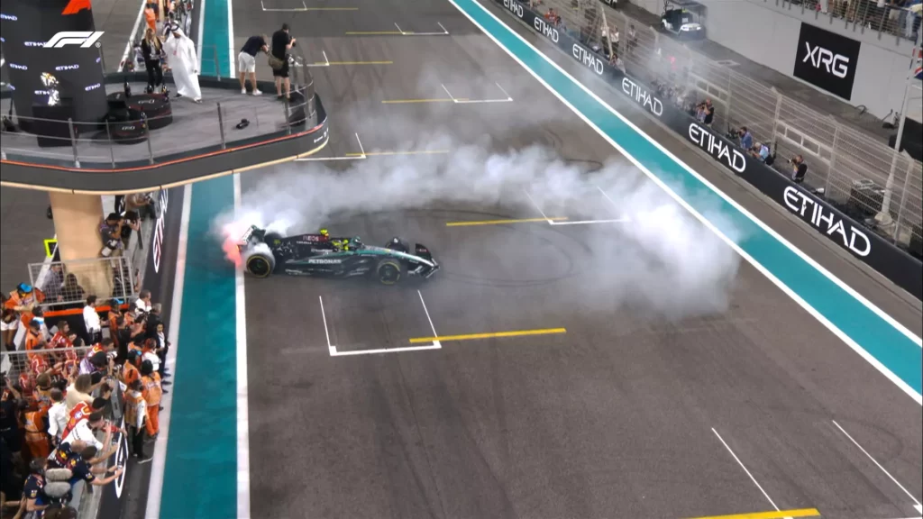 I donuts di Hamilton dopo la gara di Abu Dhabi