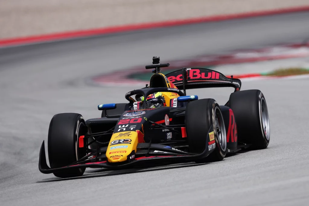 Hadjar in pista durante i test f2 a barcellona