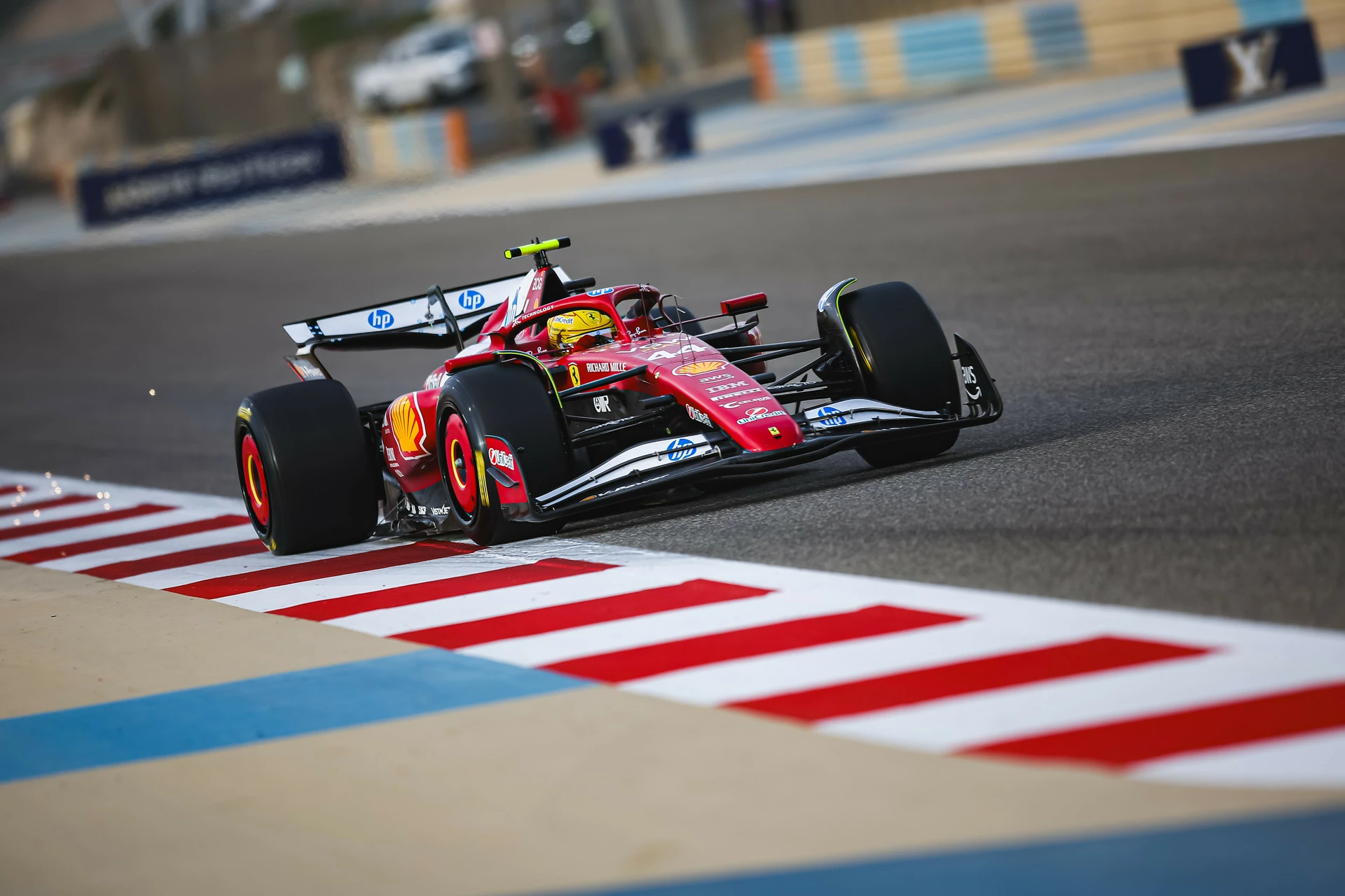 Lewis Hamilton in pista durante i test pre stagione in Bahrain