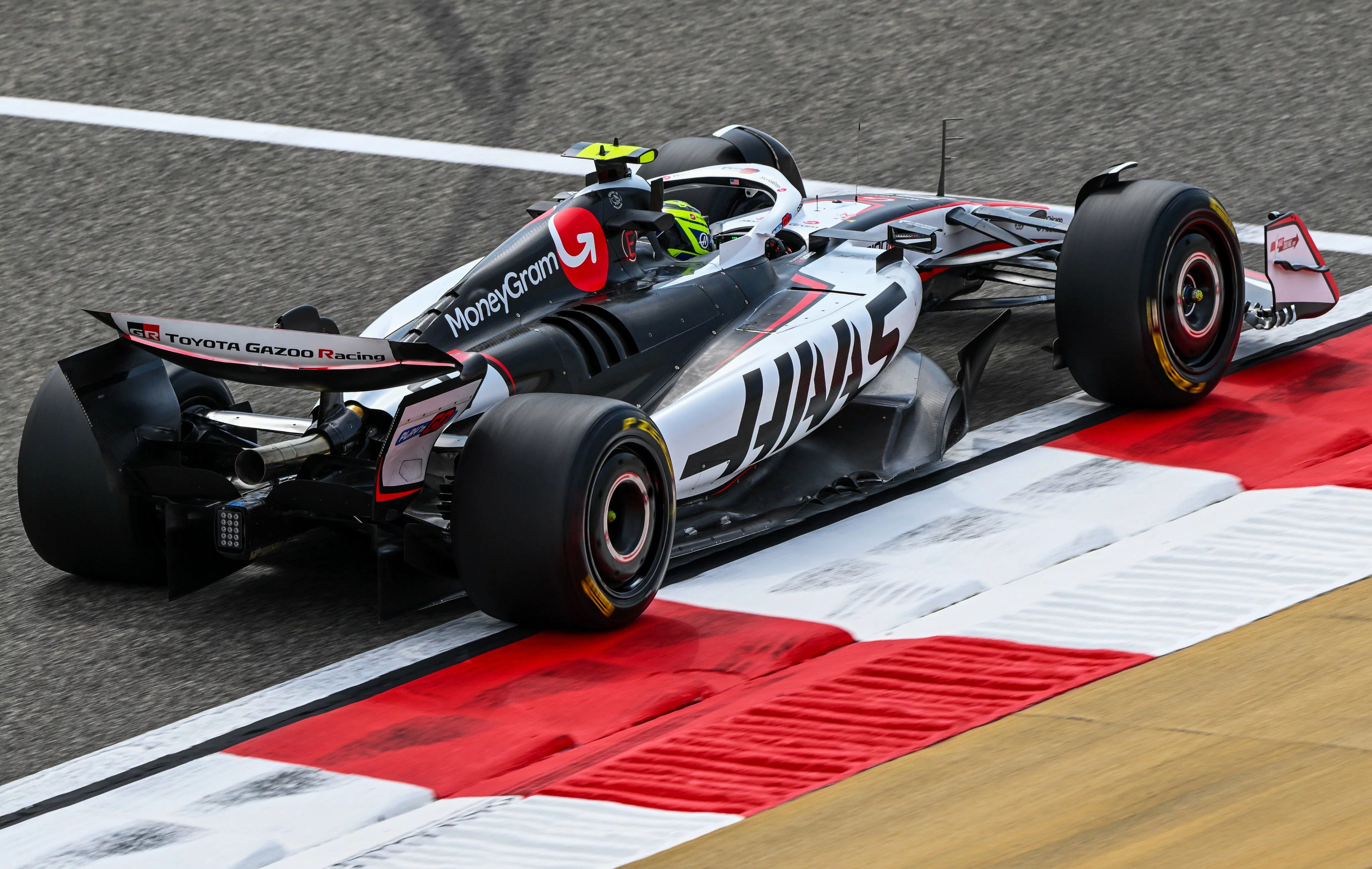 Ollie Bearman in pista durante i test in Bahrain