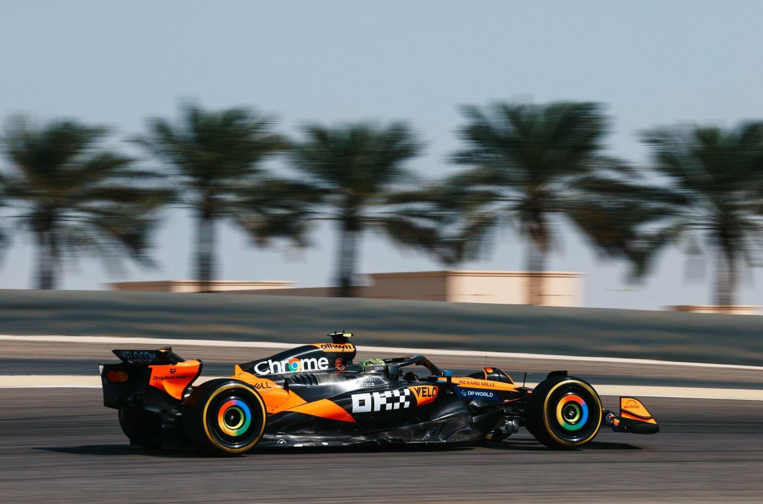 FP1 Bahrain: Lando Norris leader, Ferrari prova il nuovo fondo Norris nelle FP1 del Bahrain (Fonte foto X, McLaren)