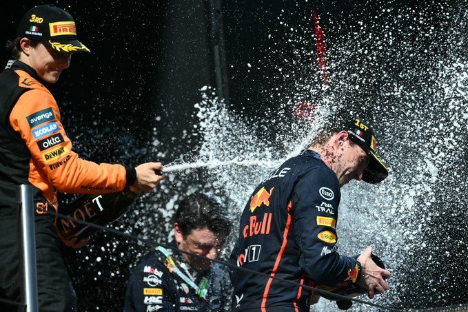 Verstappen esulta sul podio a Imola