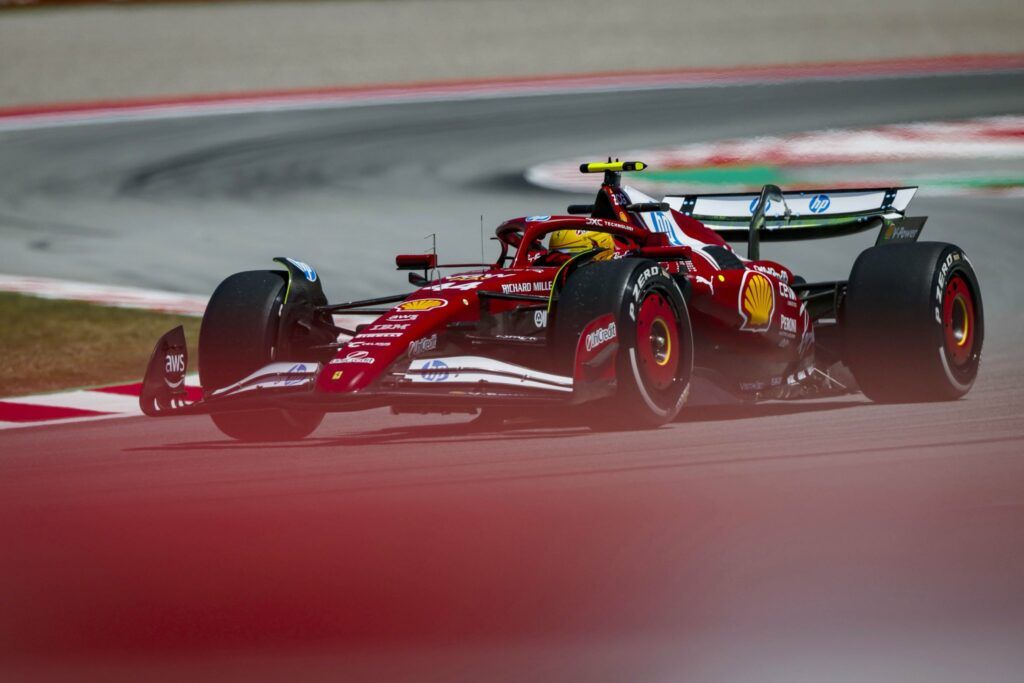 Lewis Hamilton nelle FP1 in Spagna (Fonte X: Scuderia Ferrari HP)