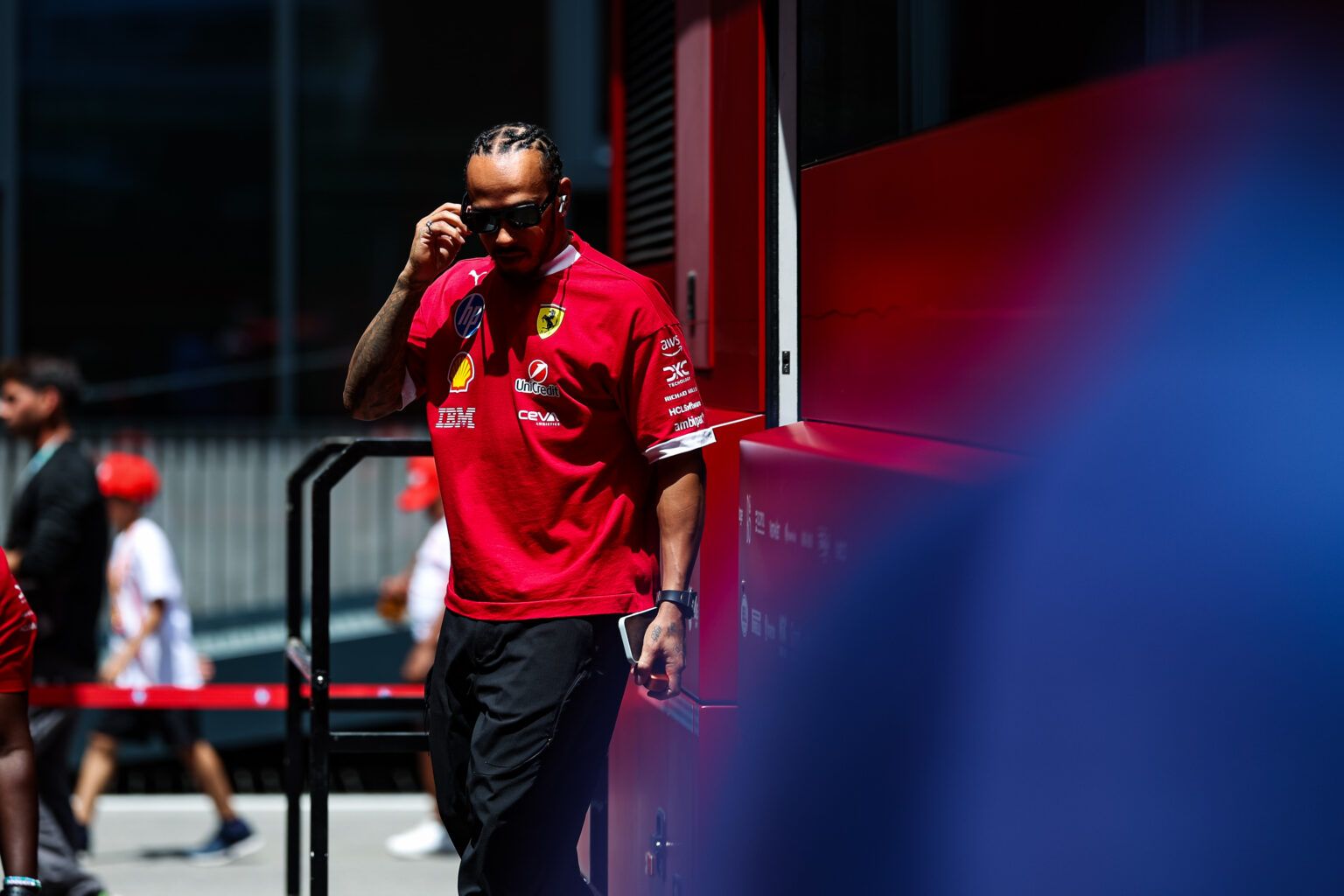 Lewis Hamilton in Ferrari: un inizio difficile e i paragoni con Schumacher