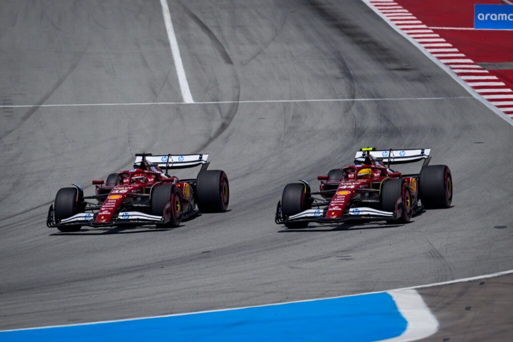 Leclerc supera Hamilton durante il GP di Spagna (X: Scuderia Ferrari HP)