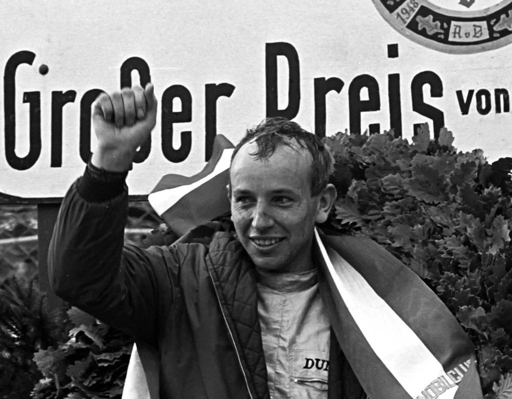 John Surtees, che guidò la Ferrari 158 con livrea bianco-blu nel 1964 vincendo il mondiale