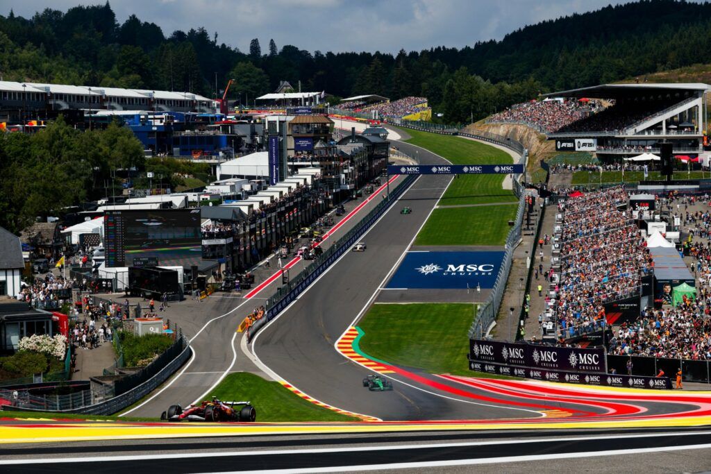 L'Eau Rouge durante le FP1 del GP del Belgio (Fonte foto: X, Scuderia Ferrari HP)
