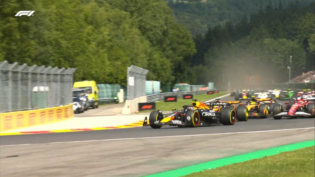 Verstappen e Leclerc sorpassano le McLaren alla partenza (Fonte: X, Formula 1)