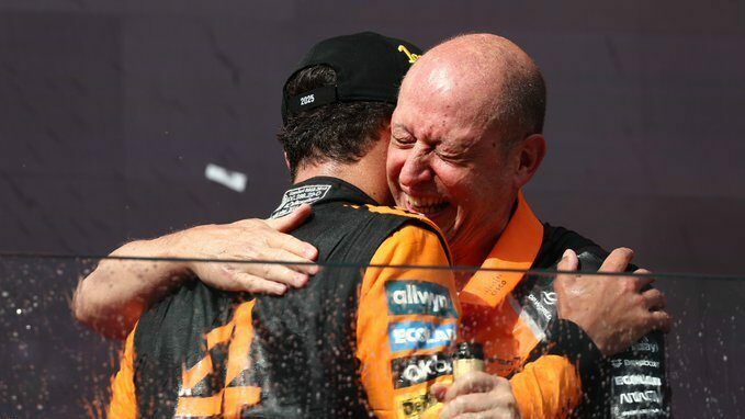gli abbracci in Ungheria dopo la vittoria McLaren