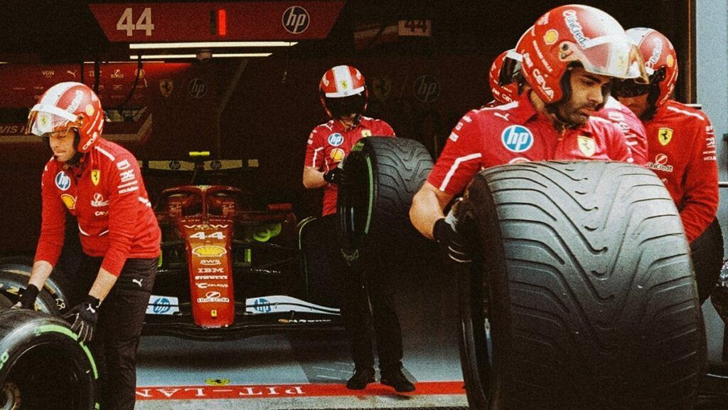 meccanici Ferrari al lavoro