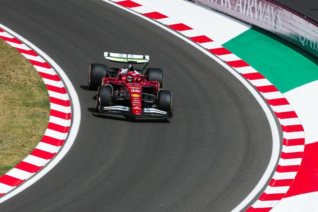 Leclerc rientra ai box durante le FP1 in Ungheria (Fonte X: Scuderia Ferrari HP)