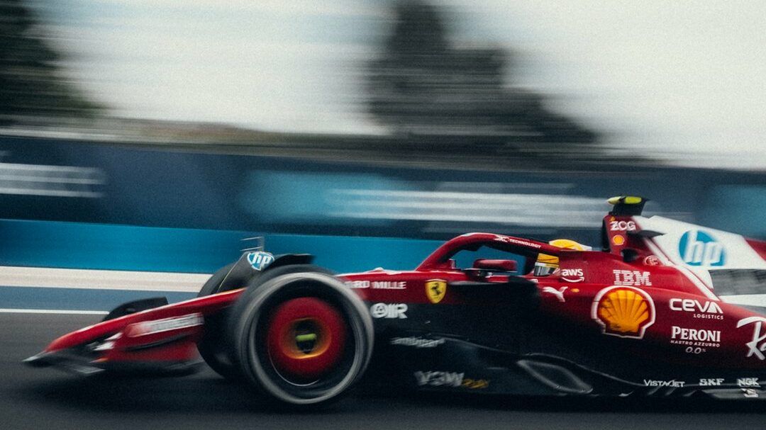 Lewis Hamilton sulla sua monoposto Ferrari