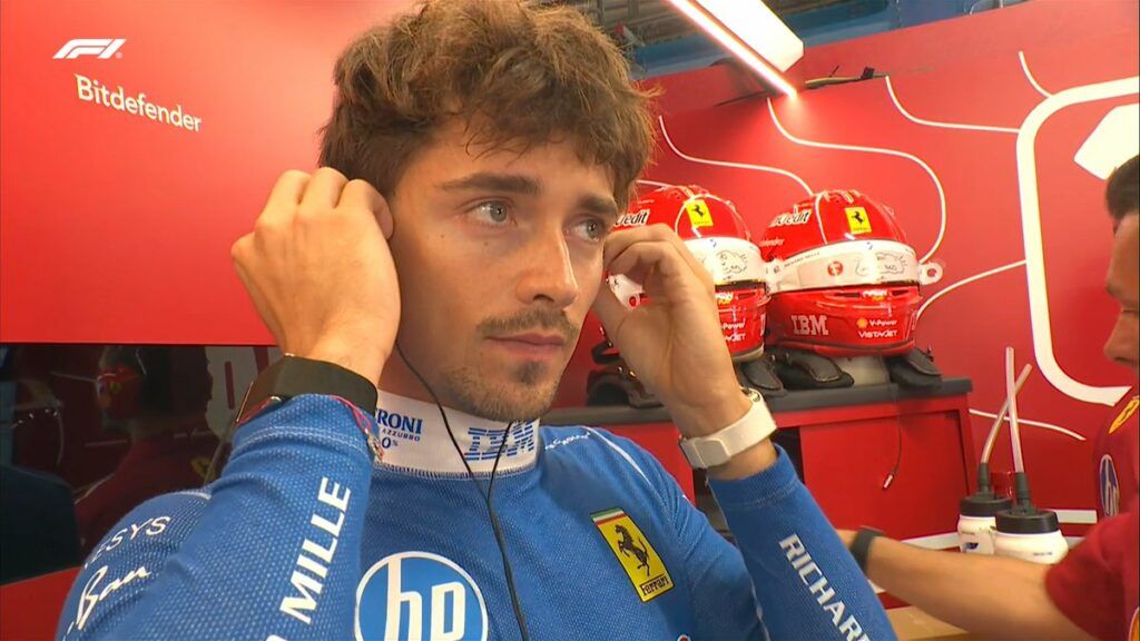 Leclerc ai box Ferrari prima delle FP2 del GP d'Italia