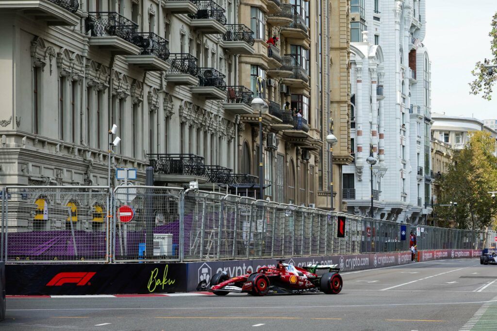 Charles Leclerc a Baku durante le FP1 (Fonte X: Scuderia Ferrari HP)