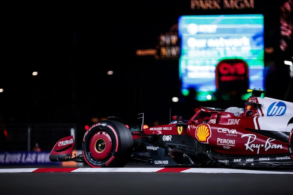 Hamilton in pista durante le FP3 del GP di Las Vegas (Fonte X: Scuderia Ferrari HP)
