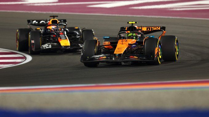 Norris e Verstappen durante la sprint race in Qatar (Fonte X: Redactie Telesport)